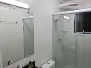 Ein Badezimmer in der Unterkunft Lindo Apartamento em Ubatuba