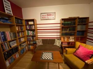 Posezení v ubytování The Bookstore Family Apartment