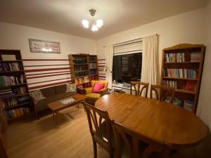 Knihovna v apartmánu