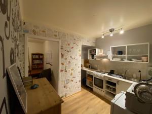 Kuchyň nebo kuchyňský kout v ubytování The Bookstore Family Apartment