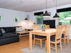 un soggiorno con tavolo e divano di 6 person holiday home in Glesborg a Glesborg