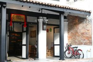 Rattasõit majutusasutuse Layang Layang Guest House Melaka aladel või selle läheduses