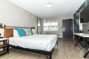 a bedroom with a large bed and a desk at Magnolia Tree Hotel-Maingate/Anaheim Convention Center in Anaheim +10 photos