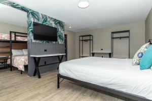 1 dormitorio con 1 cama y TV de pantalla plana en Magnolia Tree Hotel-Maingate/Anaheim Convention Center en Anaheim