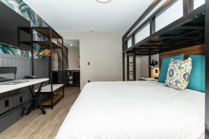 Η κουζίνα ή μικρή κουζίνα στο Magnolia Tree Hotel-Maingate/Anaheim Convention Center