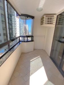 um quarto com uma varanda com vista para a cidade em Hotel Di Sica em Balneário Camboriú