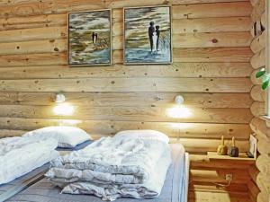 HadsundにあるHoliday Home Andersのベッド2台 木製の壁の部屋