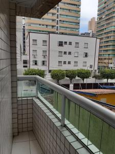 - un balcon offrant une vue sur les bâtiments dans l'établissement Apartamento 2 dorm na Guilhermina com tudo novo, Localização Incrível! Internet 200 MB, à Praia Grande