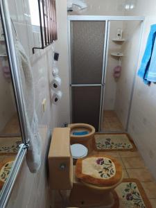 a small bathroom with a toilet and a shower at Sobrado de Caiobá in Matinhos