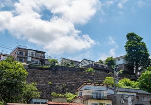 un grupo de casas en la cima de una colina en Yasuo-shiki Ishigaki-tei #HH5x en Toyama