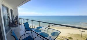 d'un balcon avec des chaises et une vue sur la plage. dans l'établissement Mi Apartamento en Cartagena, à Carthagène des Indes