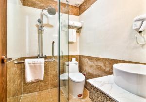 Koupelna v ubytování Grand Lee Hotel