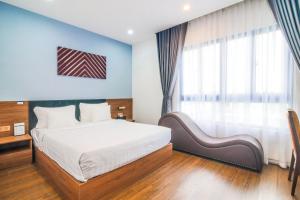 1 dormitorio con cama y ventana grande en Grand Lee Hotel, en Ho Chi Minh