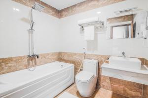 Koupelna v ubytování Grand Lee Hotel