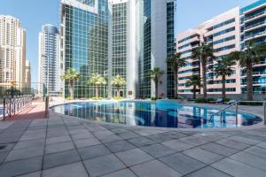 Bazén v ubytování The Smart Concierge - Damac Waves nebo v jeho okolí