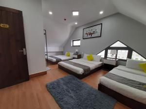 Postel nebo postele na pokoji v ubytování Richy Dalat Hotel