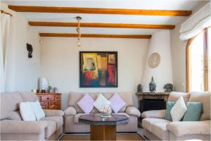 salon z dwiema kanapami i kominkiem w obiekcie Home SEA&DREAMS NiceView w mieście Calpe