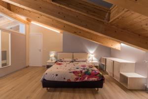 Postel nebo postele na pokoji v ubytování Loft 29 mansardato con ampio terrazzo