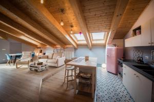 Kuchyň nebo kuchyňský kout v ubytování Loft 29 mansardato con ampio terrazzo