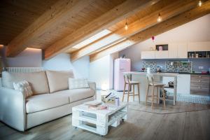 Posezení v ubytování Loft 29 mansardato con ampio terrazzo
