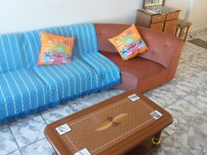 ein Wohnzimmer mit einem Sofa und einem Couchtisch in der Unterkunft 1102 High Tide Amanzimtoti in Amanzimtoti