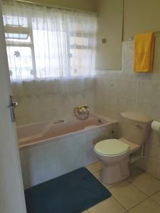 ein Badezimmer mit einem WC, einer Badewanne und einem Waschbecken in der Unterkunft 1102 High Tide Amanzimtoti in Amanzimtoti