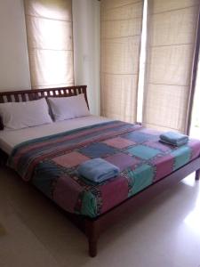 Villa Bora Paloma في Perdana: سرير عليه منشفتين في غرفة النوم