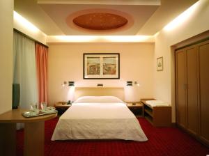 Un pat sau paturi într-o cameră la Centrotel Hotel