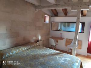 1 dormitorio con cama y escritorio. en La Casita de León, en León