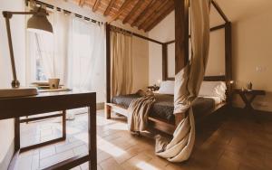 Postel nebo postele na pokoji v ubytování Borgo Le Colline Luxury Agriturismo in Tuscany