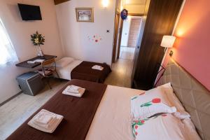 a small room with a bed and a small room with a bed sqor at B&B da Vi.Vì in Urbania