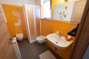 a bathroom with a sink and a shower and a toilet at B&B da Vi.Vì in Urbania +24 photos