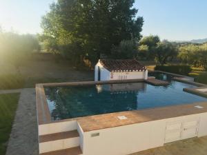 uma piscina num quintal com uma casa em Casas da Estação em Marvão