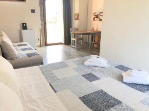 - une chambre avec un lit et 2 serviettes dans l'établissement Il Grano Di Bramante, à Marrucheto