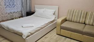 ShuyaにあるАпартаменты 42 мの小さなベッドと椅子が備わります。