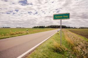 un letrero de la calle al costado de una carretera en FEWO auf dem Lande / nahe SPO, en Tümlauer Koog