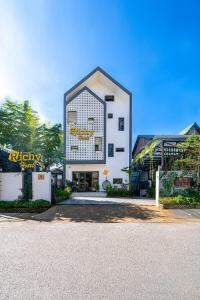 a building with a sign on the front of it at Richy Dalat Hotel in Da Lat