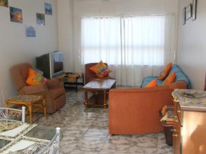 - un salon avec deux canapés et une télévision dans l'établissement 1102 High Tide Amanzimtoti, à Amanzimtoti