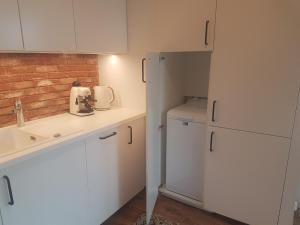 Kuchnia lub aneks kuchenny w obiekcie Apartament Młynarska - indywidualny dostęp