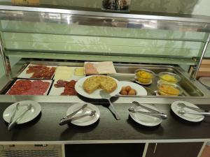 een aanrecht met een bord eten op tafel bij Hotel Alfonso VIII De Cuenca in Cuenca