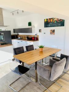 cocina con mesa de madera y sillas en Apartment Am Kupferhammer en Pforzheim