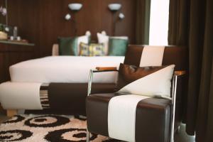 克洛騰的住宿－Vitality Relax Spa Suite，客厅配有床和椅子