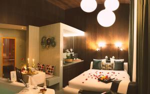 Un dormitorio con una cama con flores. en Vitality Relax Spa Suite, en Kloten