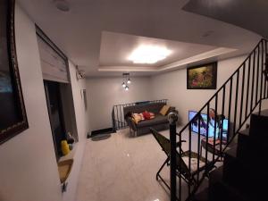 vista sul soffitto di un soggiorno con divano di Thom's Homestay a Vung Tau