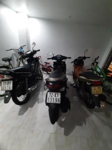 um grupo de motociclos estacionados numa sala em Thom's Homestay em Vung Tau