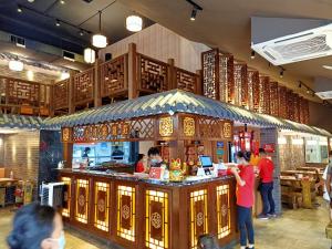 ペタリンジャヤにある3 Room SUNWAY NEXIS KOTA DAMANSARA 5min MRT 7min Tropicana mallの食堂周りに人が立つレストラン