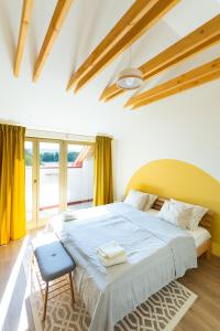 Tempat tidur dalam kamar di Lujza & Koriander