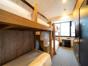 大阪市にあるWELLSTAY難波のベッドルーム1室(二段ベッド2組、デスク付)