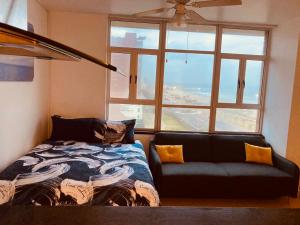 un salon avec un canapé et une fenêtre dans l'établissement 605 Tenbury Beach Apartment, à Durban 28 autres photos