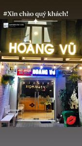 een winkelgevel met een bord waarop staat: bij Hoang Vu Guest House in Da Lat